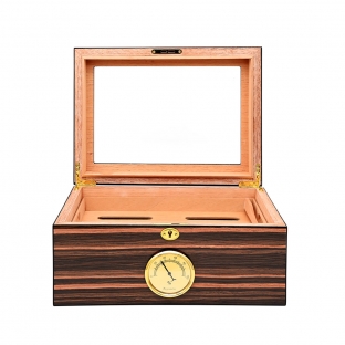 brązowy, błyszczący humidor na 50 cygar, wyposażony w nawilżacz i higrometr