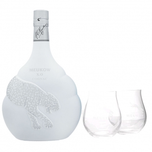 koniak meukow w białej butelce i 2 kieliszkami w zestawie