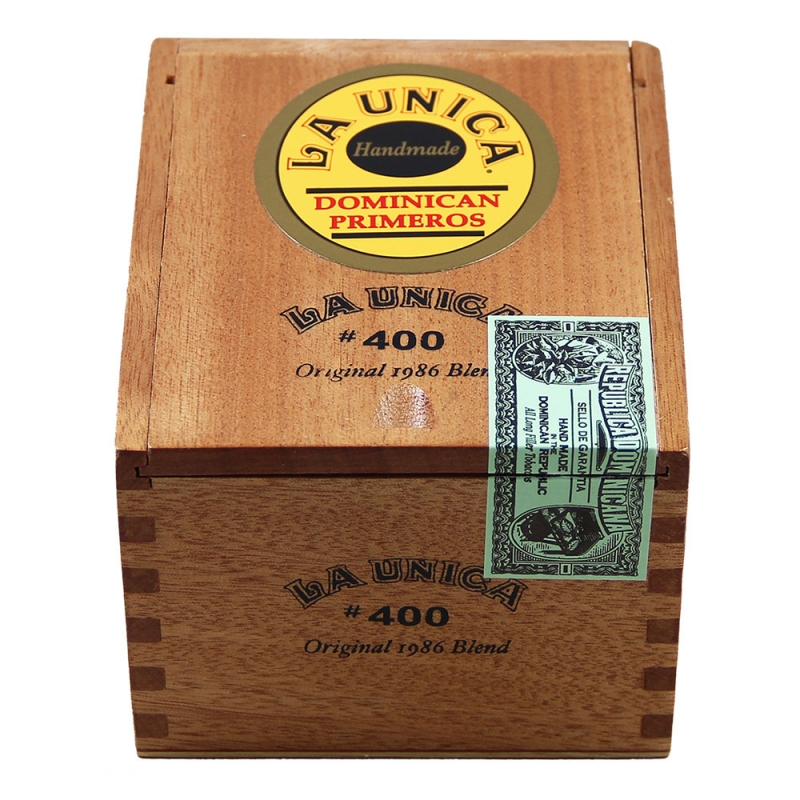 jasnobrązowe pudełko z wysuwaną pokrywą, z cygarmi marki la unica
