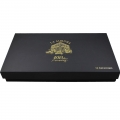 czarne kartonowo pudełko z logo marki cygarowej la aurora 100 anos tribute