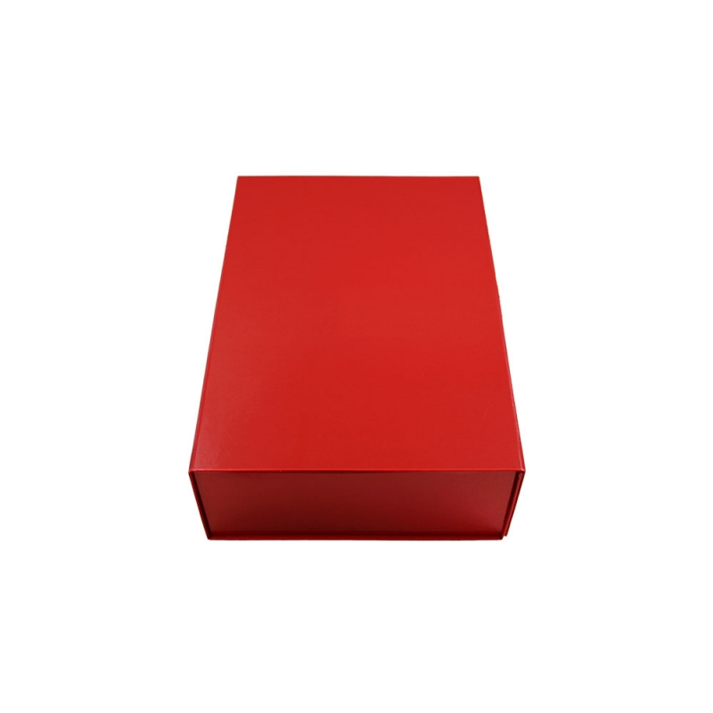 błyszczące pudełko prezentowe w kolorze czerwonym