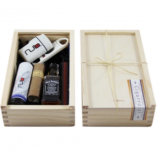 zestaw prezentowy cigarro.pl z cygarami nb oraz miniaturką whisky oraz akcesoriami