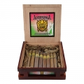 pudełko wyłożone liśćmi tytoniu z 8 aromatycznymi cygarami