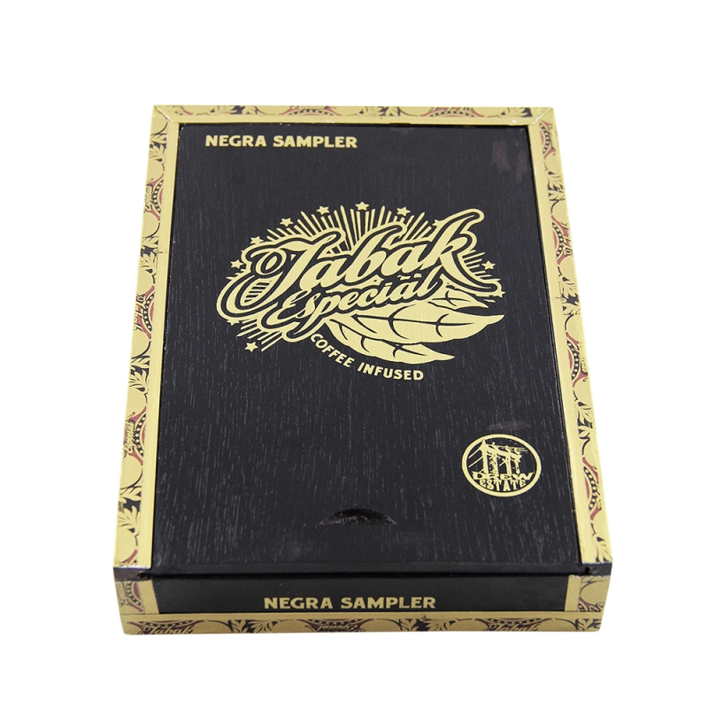 czarne, drewniane pudełko z logiem tabak especial