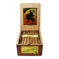 stylowe drewniane pudełko z cygarami wyłożone po bokach tytoniem