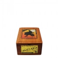 drewniane pudełko w jasnym kolorze z logo marki acid