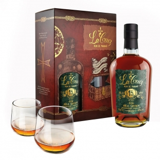 kartonik z rumem z panamy i dwoma szklankami