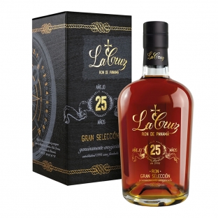 25-letni rum la cruz o głęboko rubinowym kolorze