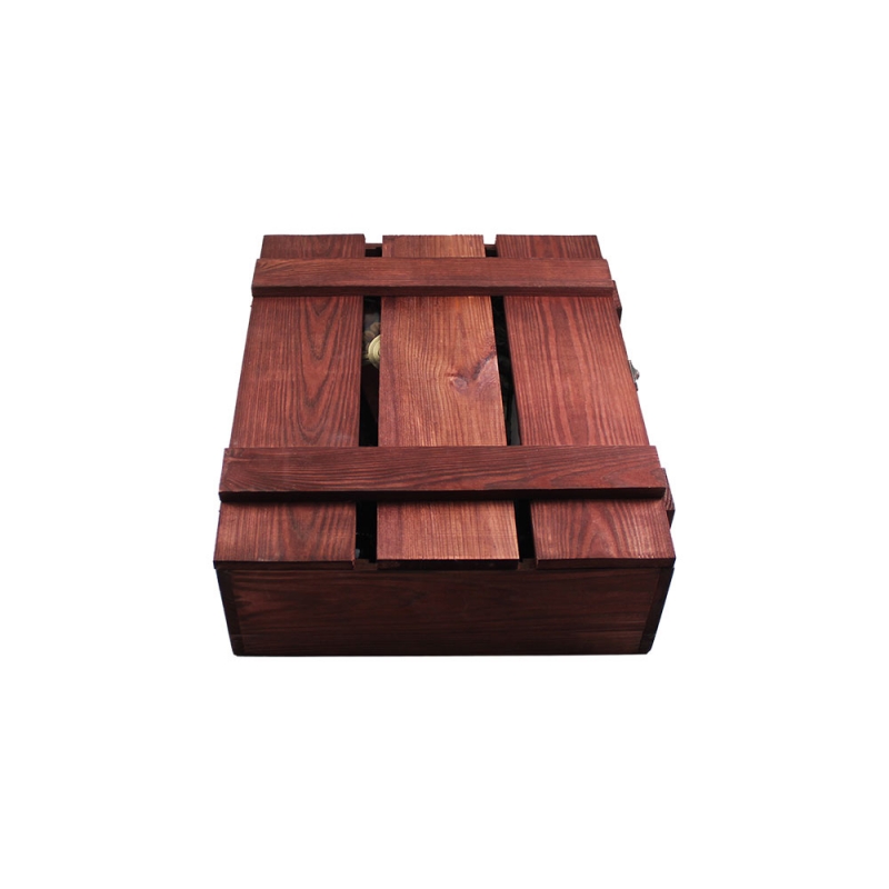 drewniana skrzynia szczebelkowa z bogatym wnętrzem, pomysł na prezent