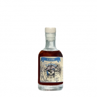 słodki rum pochodzący z panamy w małej butelce