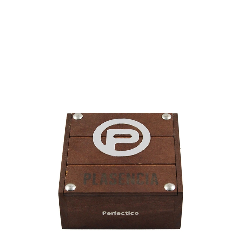 ciemnobrązowe pudełko z logo marki cygarowej plasencia