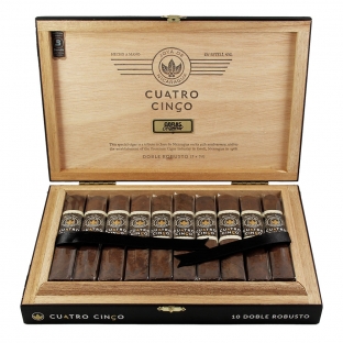 drewniana skrzynka wypełniona cygarami joya de nicaragua cuatro cinco