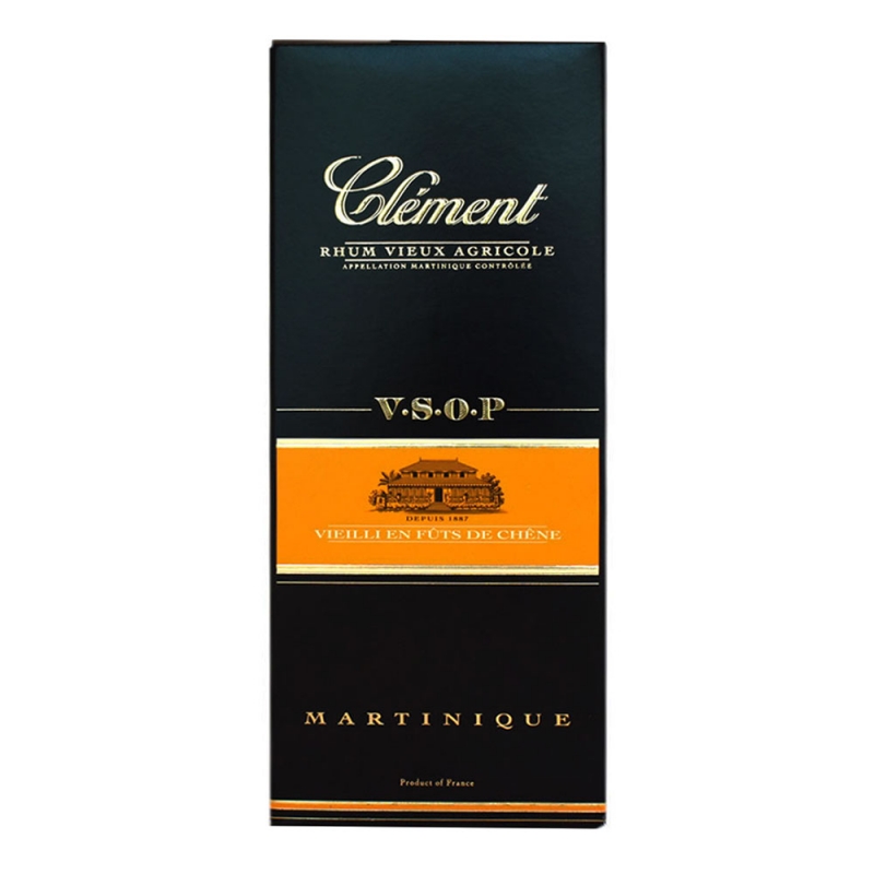 elegancko zapakowany rum w stylowe czarne pudełko