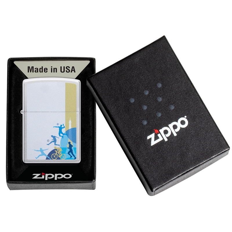 zapalniczka w czarnym pudełko z logo marki zippo