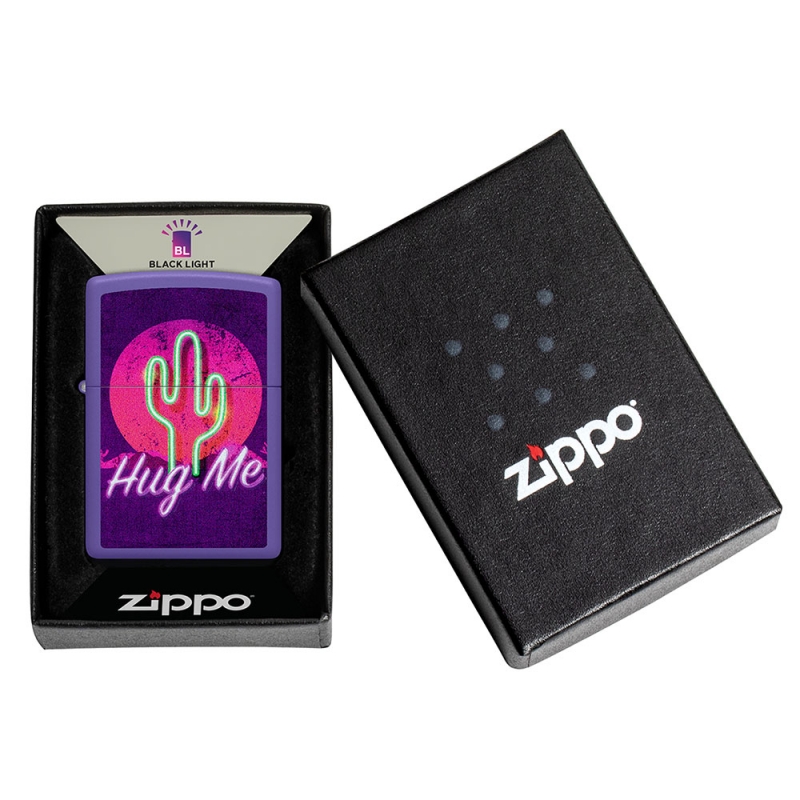 czarne pudełko z logo marki zippo i zapalniczka