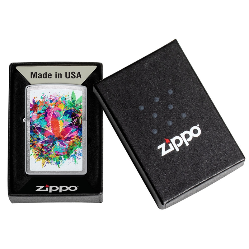 zapalniczka zapakowana w czarne pudełko z logo zippo