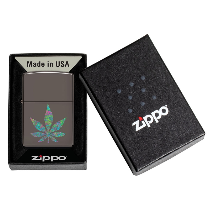 zapalniczka zapakowana w czarne pudełko z logo marki zippo