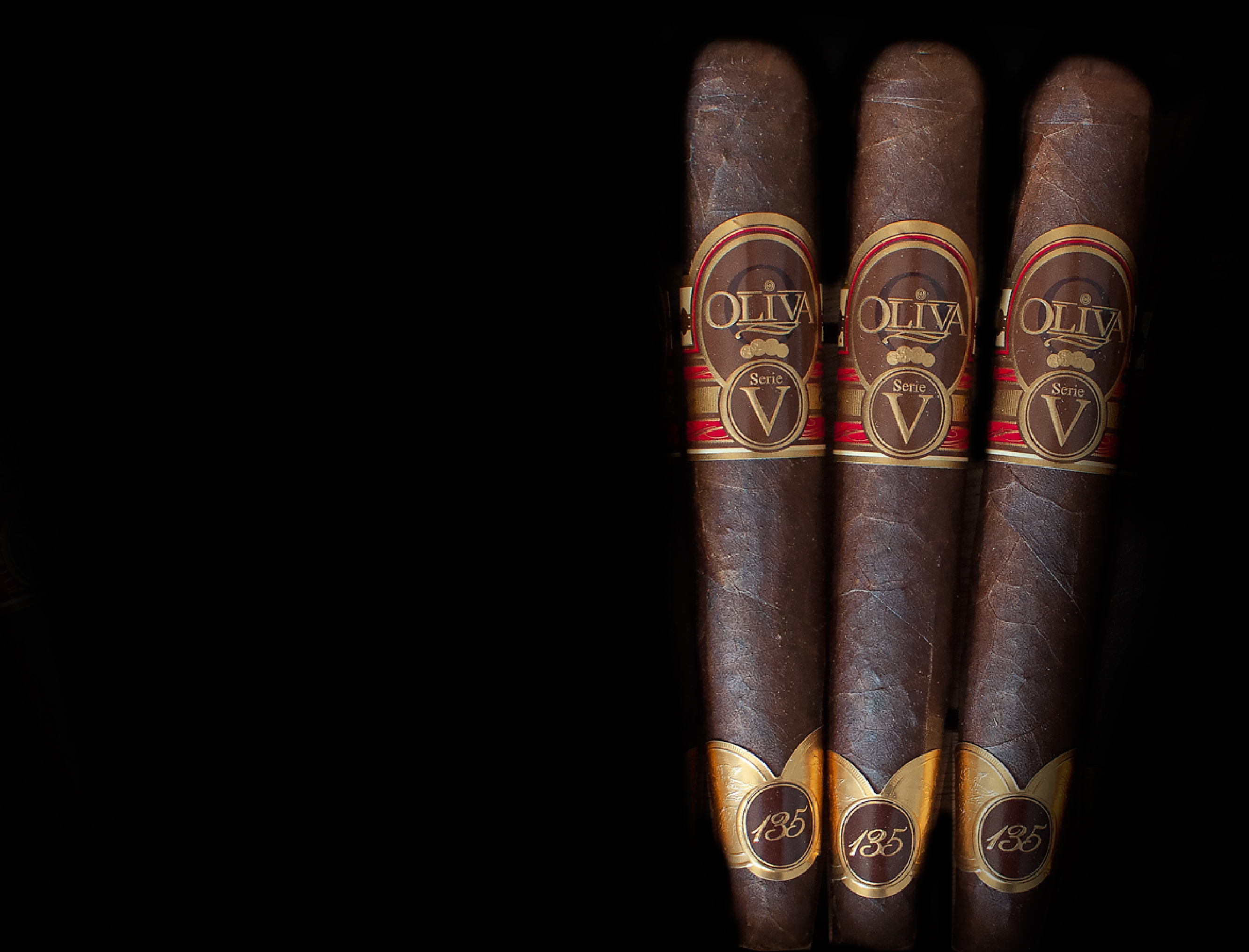 <div style="color:#ffffff;font-weight:bold;font-size:16px;margin-bottom:1px;">       Oliva Serie V<br /></div>
<div style="color:#ffffff;font-weight:bold;font-size:12px;margin-bottom:5px;">  135th Anniversary<br /></div>
<div style="color:#ffffff;font-weight:bold;font-size:12px;margin-bottom:5px;">          Perfecto<br /></div>
<br />
<div>
    <span style="color:#ffffff;font-weight:bold;font-size:17px;">     69,00 zł </span>
    <span style="color:#ffffff;text-decoration:line-through;font-size:14px;">83,90 zł</span>
</div>
